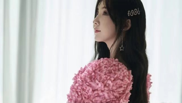 郑乃馨人鱼泡泡裙造型上线，你认为她此次对造型的演绎如何？