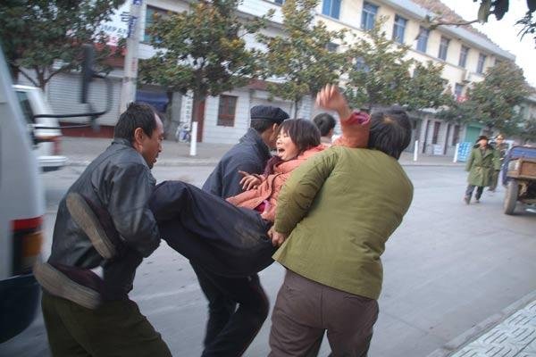 云南楚雄一女子称饭店被4男子暴力催收卫生费,警方对此事是如何回应的?