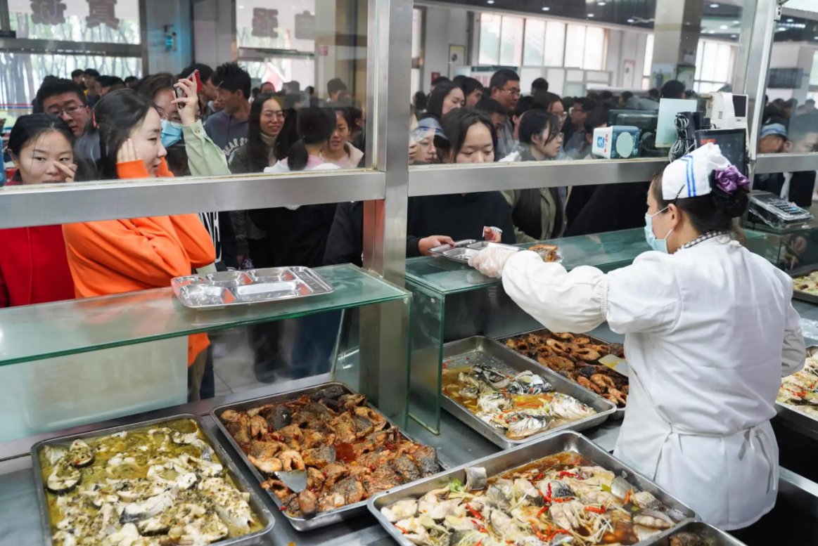 该怎么和食堂大妈熟识，并让她给你多打点饭？