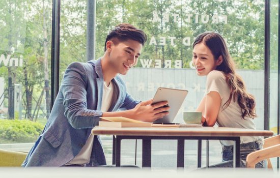 为什么一个女生总是同时和好几个男生聊天?