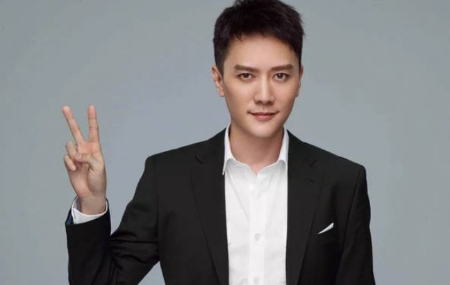 冯绍峰爸爸身价多少？