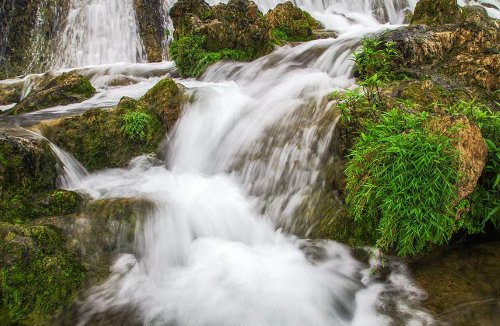 表示声音的abb形式的词语有