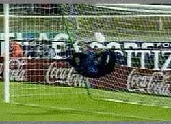 是哪个门将用蝎子摆尾将球挡出去的？是在那个俱乐部完成的？