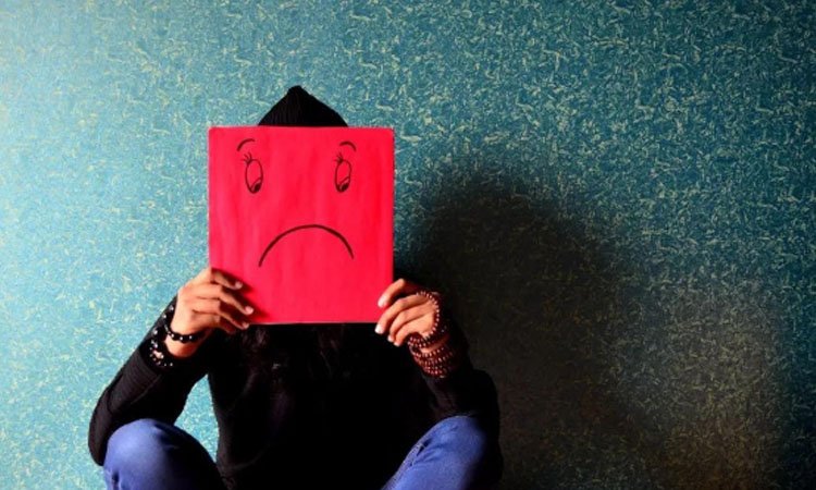 广场舞大妈“散步”救人，一把拽回轻生女子，该名女子为何轻生？