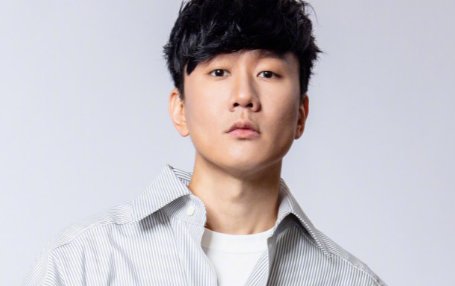 孙燕姿看上一部相机舍不得买，林俊杰震惊：10万你都买不起？怎么回事？
