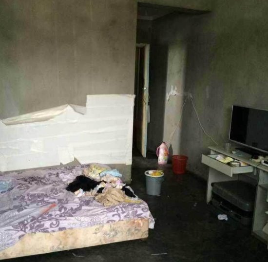 陕西西安一女子回家发现出租屋墙倒了，这是怎么回事？