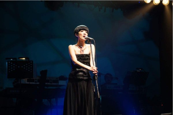 陈珊妮的＜情歌＞里面一句歌词 我想是天分不够难掌握 唱不好的你爱我 ...