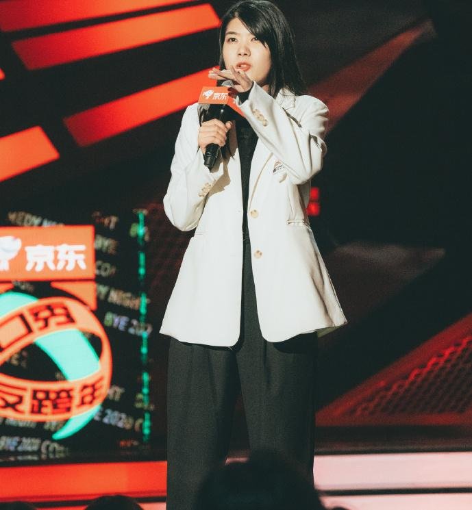 黄奕发文力挺杨笠：段子是段子，态度是态度，有何内涵？