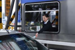 吉林通化一母鸡路过收费站下完蛋拔腿就跑,这是一幕什么样的场景?