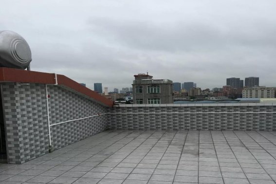 女儿墙应设置构造柱,构造柱间距不宜大于( )。