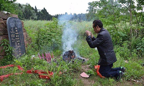 小孩子为什么不能跟着去上坟？