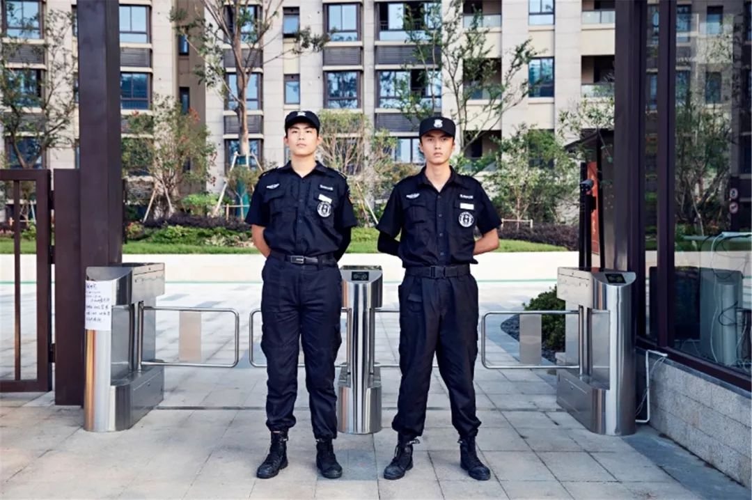 保安妖娆舞姿指挥交通，网友对此有何评价？