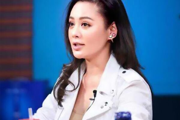 宁静往睫毛上放六根棉签秀长度，放几根棉签才算睫毛长？