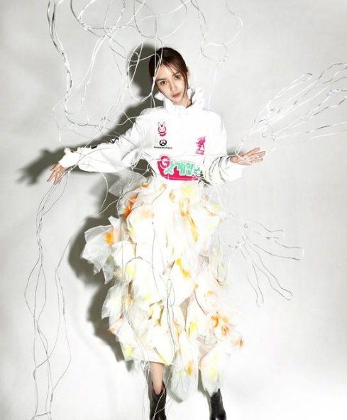 杨颖挑战碎玻璃大片，高级简装极具风格，腰和腿P过了吗？