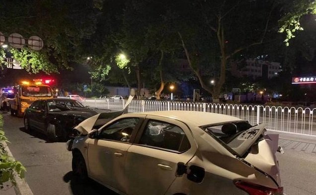 南京新街口深夜多车相撞，现场有人受伤倒地，导致此起事故的原因是什么？