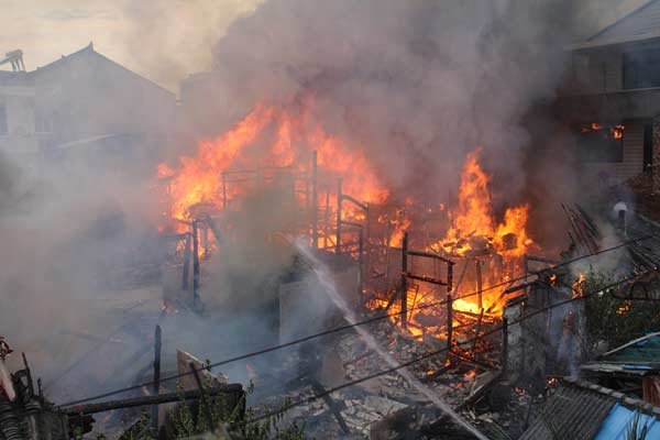 突遇火灾时，一位母亲拼命护着孩子，母爱有多伟大？