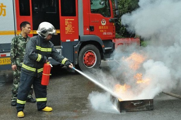 物质发生燃烧所需的必要条件是
