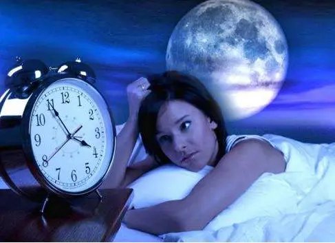 浙江杭州一孩子凌晨三点突然爬起来做起了试卷，家长对此有何表示？