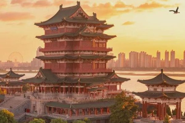 千古名篇滕王阁序中物华天宝,人杰地灵形容的是那座城市