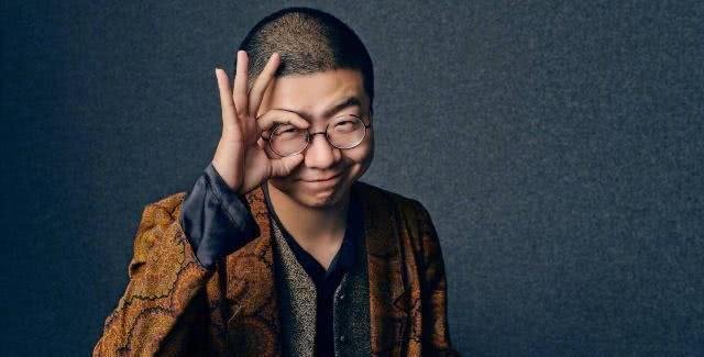 李诞和美女现身街头，摸脸牵手亲密互动，此前传和黑尾酱离婚的消息属实吗？