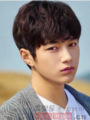 炎亚纶这个发型叫什么？ 怎么理？应该怎么跟理发师讲.?