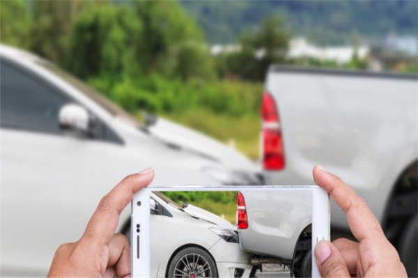 上汽大众4S店砸坏好零件再修,这是什么操作?