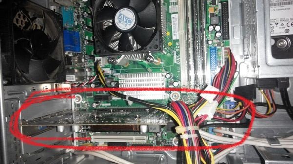 电脑显示器黑屏灯一闪一闪怎么办