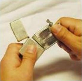 zippo打火机怎么换棉芯？