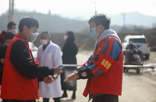 上海一防疫志愿者离世，生前是飞机设计师，疫情下如何保障志愿者的安全？