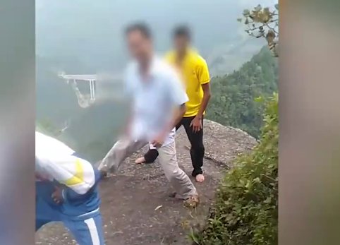 黔南多人站在悬崖边巨石上用力摇晃，如何看待这种“打卡不顾生命”的行为？