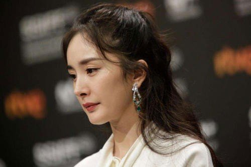 为什么杨幂这些年不再唱《爱的供养》了，也不再出新的歌？