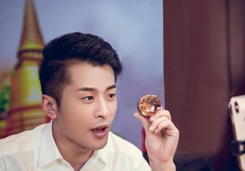 辛巴复出直播首秀，400万人在线疯抢手机，9块9包邮福利是真的吗？