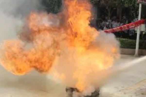 物质发生燃烧所需的必要条件是