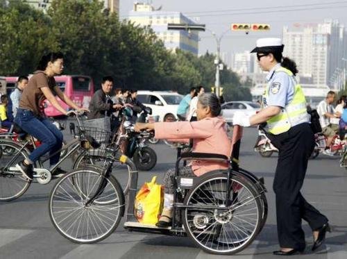 对于大爷坐轮椅横穿马路翻护栏一事,你有何看法?