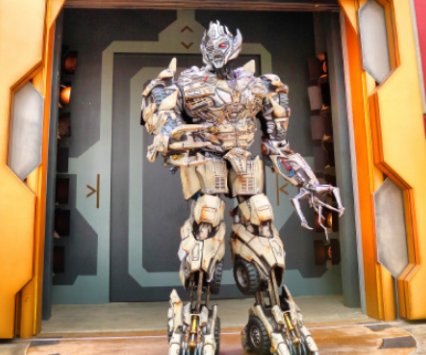 揭秘威震天真身,是一名踩高跷的段子手,里面的扮演者有多辛苦?