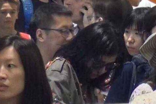 打扮朴素似大妈，如何评价59岁钟楚红逛街买菜接地气 ？