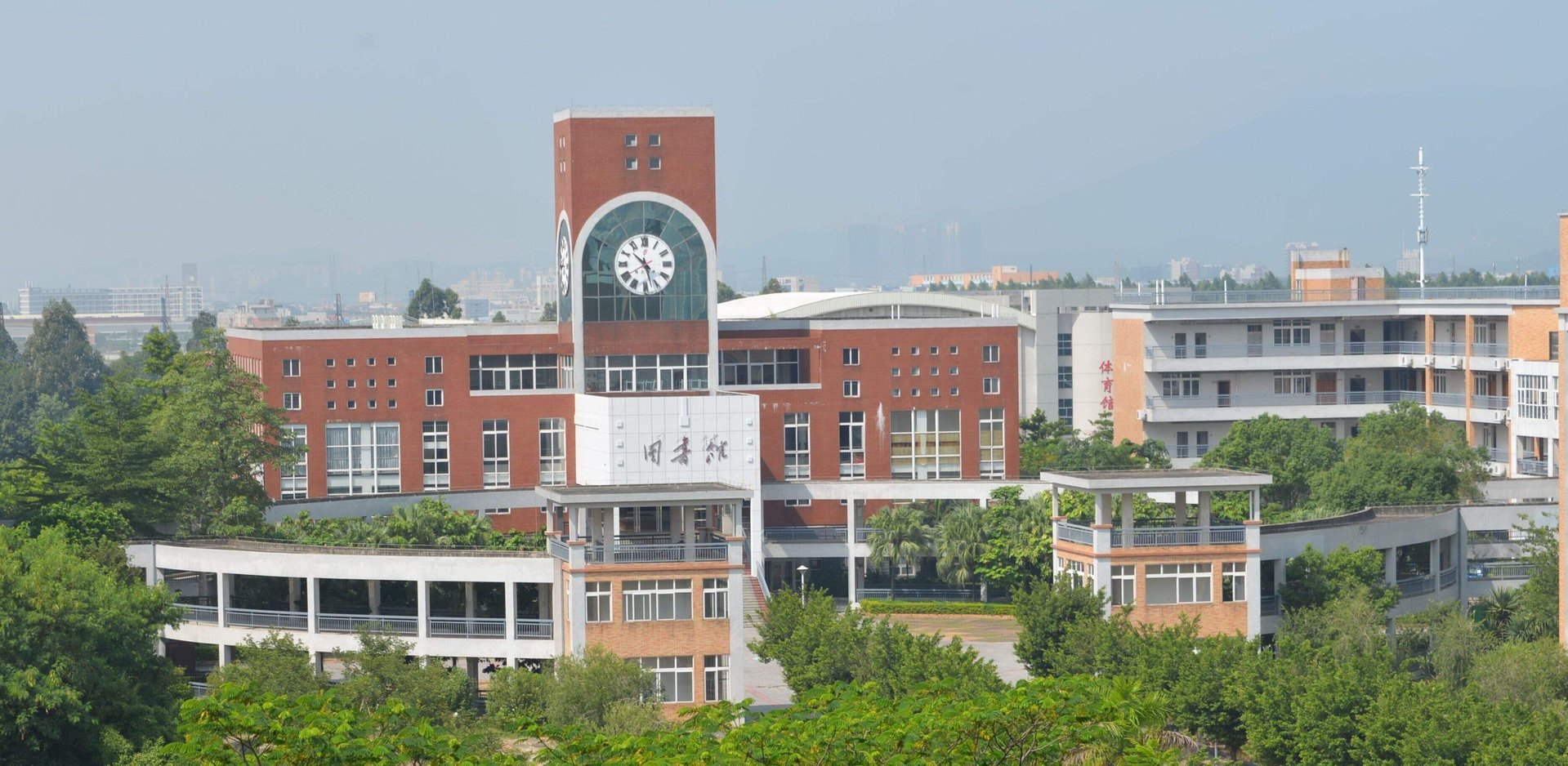 镇江一高中老师与他人不雅视频流出,校方如何回应?