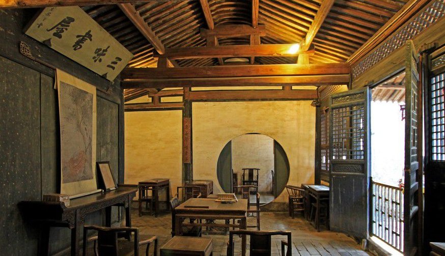 不必说，碧绿的菜畦，光滑的石井栏，高大的皂荚树。