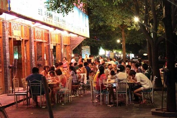 半夜杭州25岁健身女教练失声痛哭，为何这一哭竟导致多人受伤？