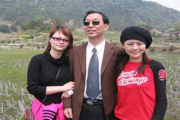 李湘李玲是姐妹，为何两个人的生活差距很大？