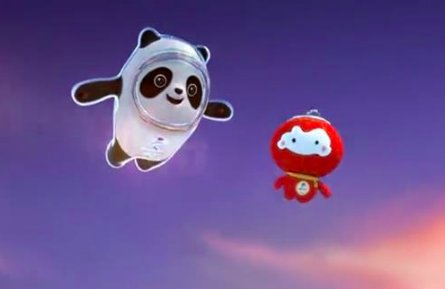 以下哪个是北京冬奥会吉祥物“冰墩墩”的原型？