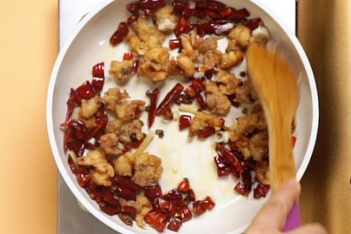 爆炒活鸡怎么做？