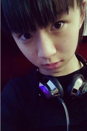 央视春晚小彩旗是谁