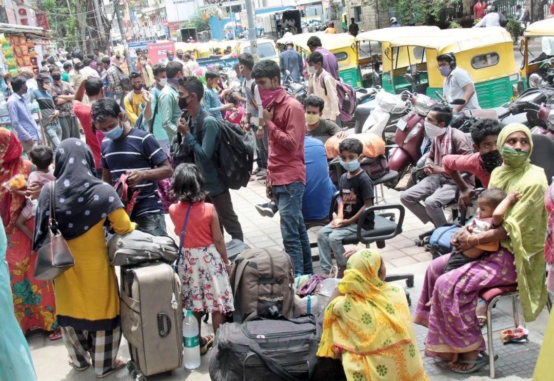 印度一市场挤满不戴口罩的购物者，这是否会加大疫情放空难度？