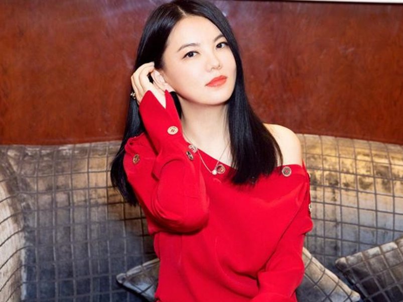 赵薇也是气场超强人物，为何直播卖酒时会被李湘气场碾压？