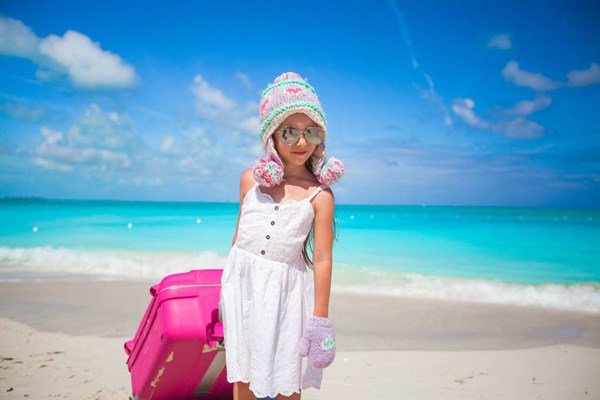 女子当街殴打偷文具女儿,此教育方式会给小孩造成啥影响?