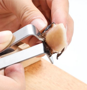 菱角剥壳神器怎么用