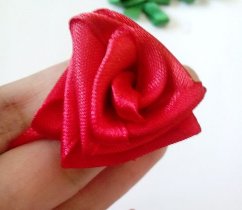 彩带玫瑰花手工制作方法