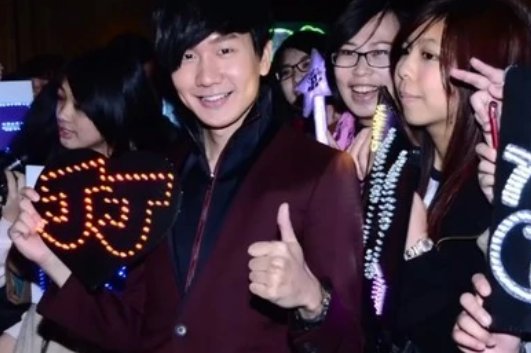 不懂爱恨情仇煎熬的我们是哪首歌曲里的？