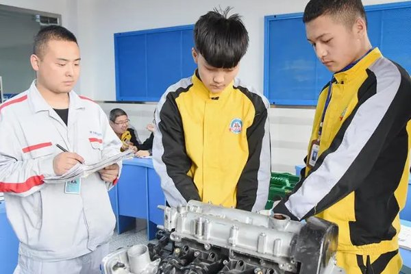 万通汽修学校学费大约是多少